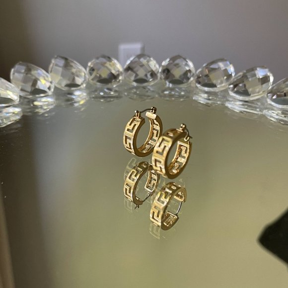 Gold geometric pattern small hoop earrings - Picture 1 of 3